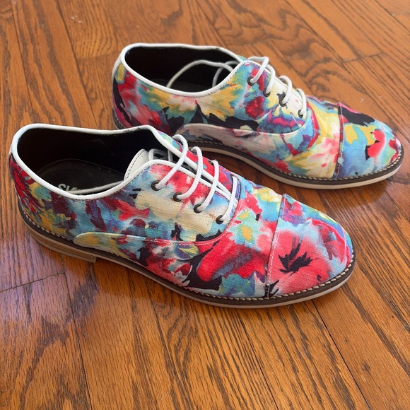 It’s a party for your feet - Picture 2 of 7